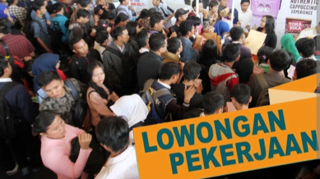 Ilustrasi ribuan masyarakat dari beragam usia berjuang mendapatkan pekerjaan. [Int]